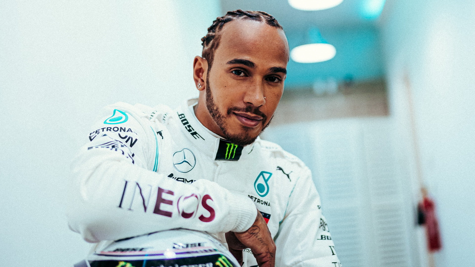 Lewis Hamilton je po prvním dnu vděčný týmu za dobrou práci