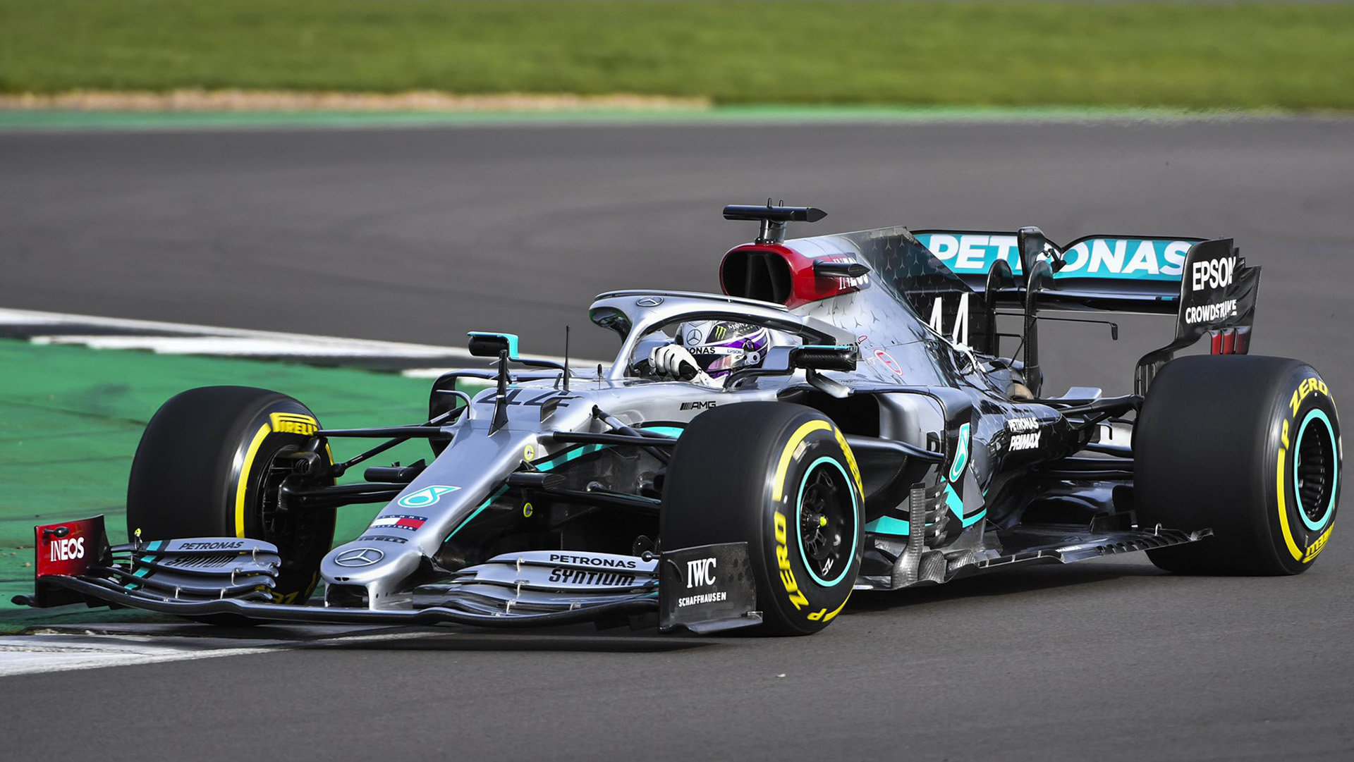 Lewis Hamilton vládne F1 i první den testů