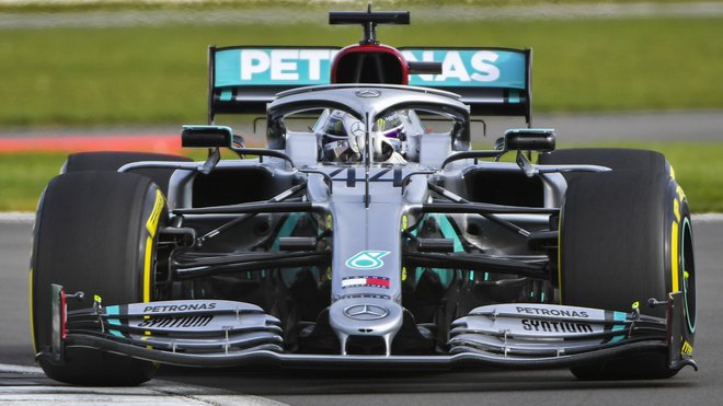 Lewis Hamilton s novým Mercedesem W11