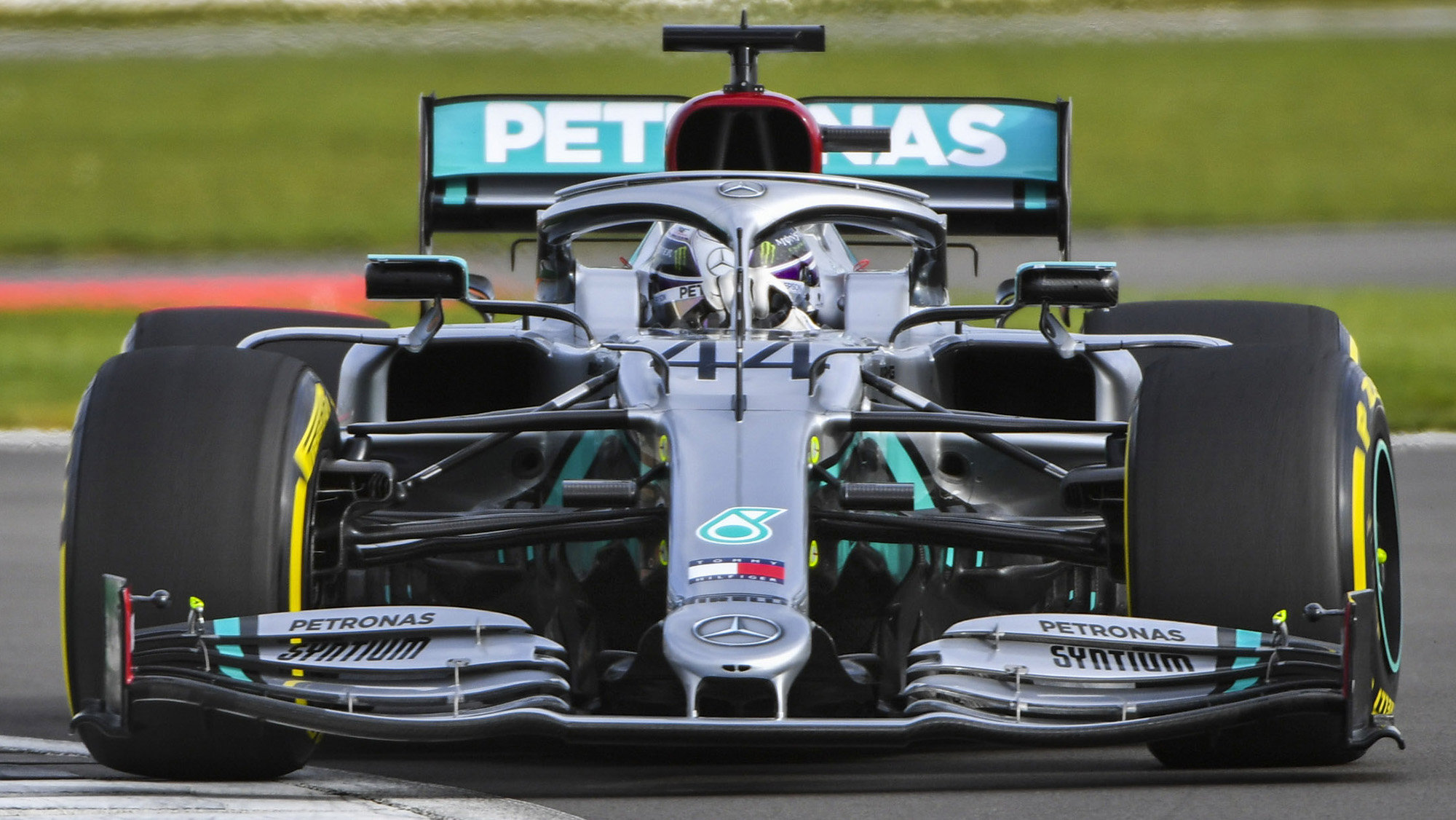 Lewis Hamilton s novým Mercedesem W11 během prvotního testování v Silverstone
