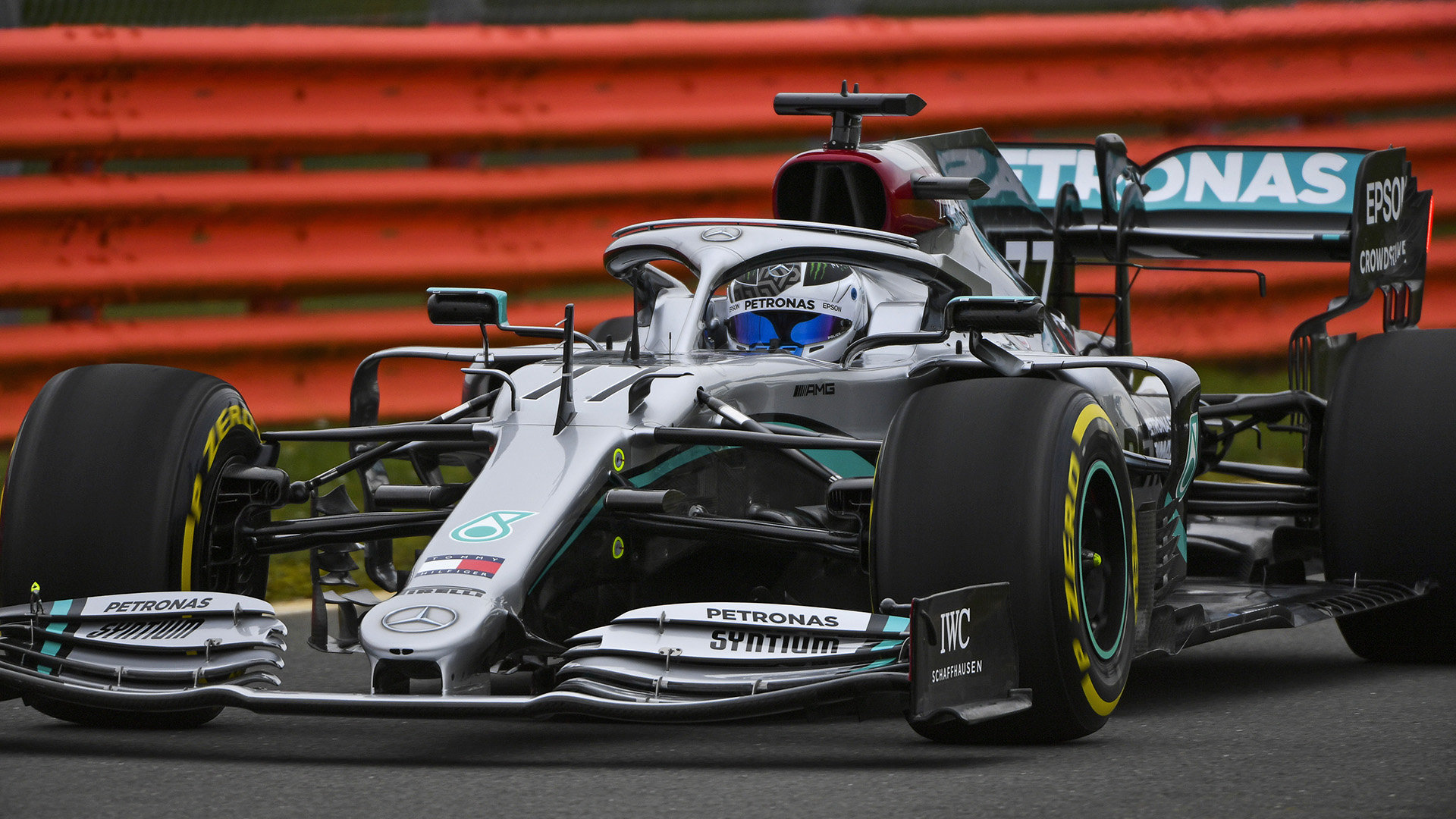 Valtteri Bottas zajíždí v Silverstone první kilometry s novým Mercedesem W11