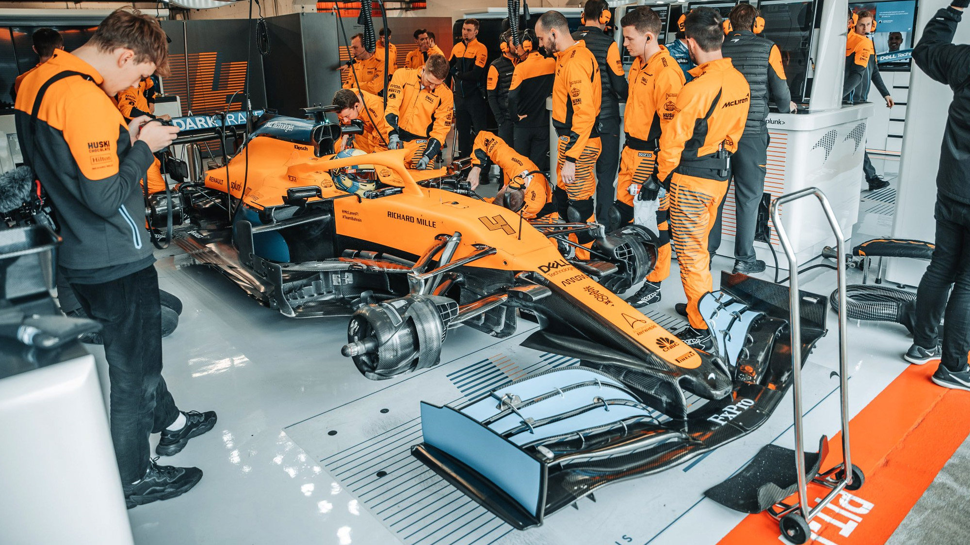 McLaren během natáčecího dne v Barceloně