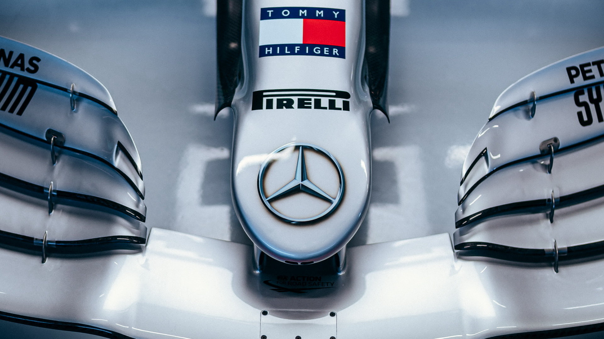 Detail předního křídla Mercedes F1 W11 EQ Performance v Barceloně