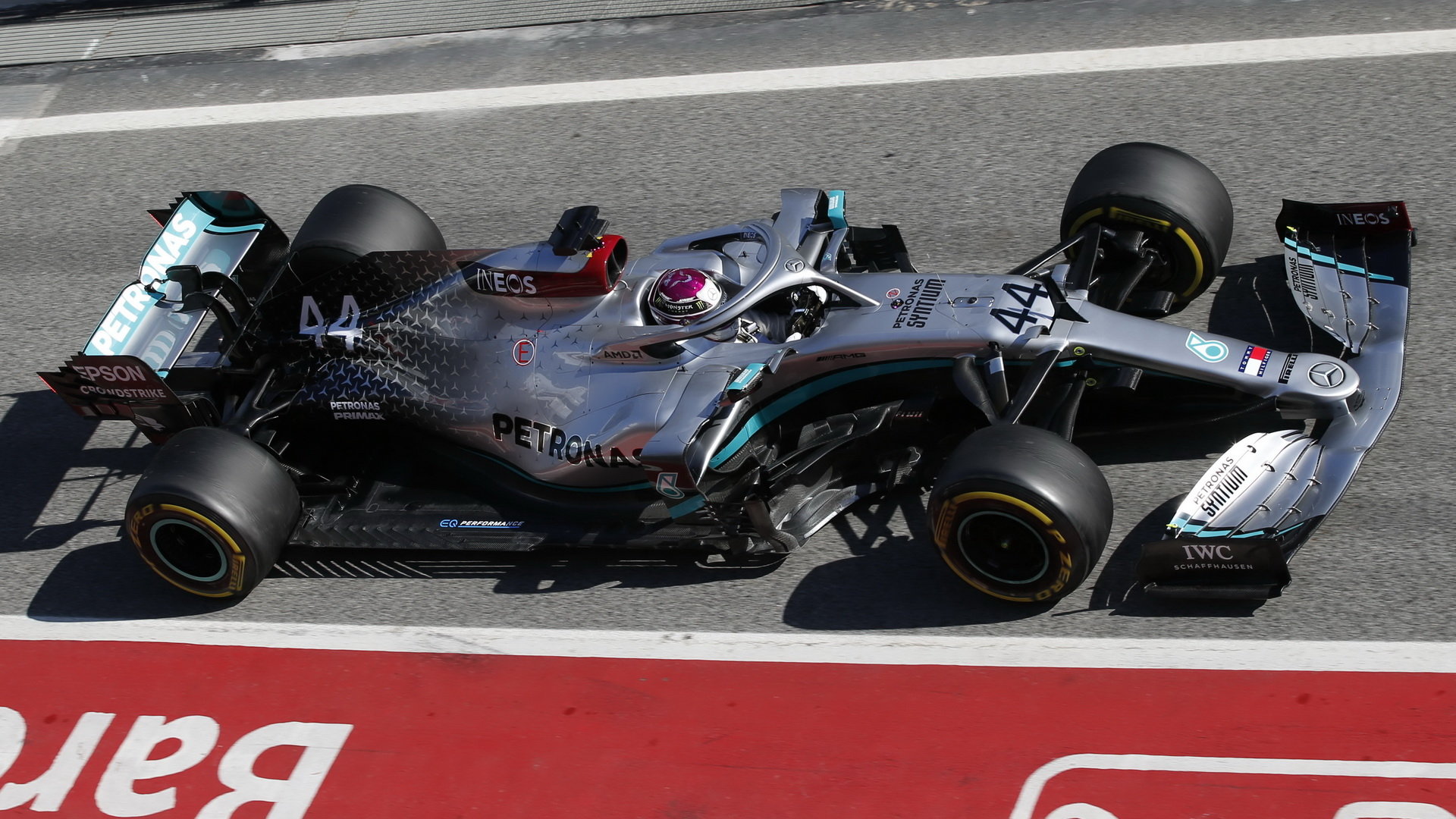 Lewis Hamilton při předsezonních testech s vozem Mercedes F1 W11 EQ Performance v Barceloně