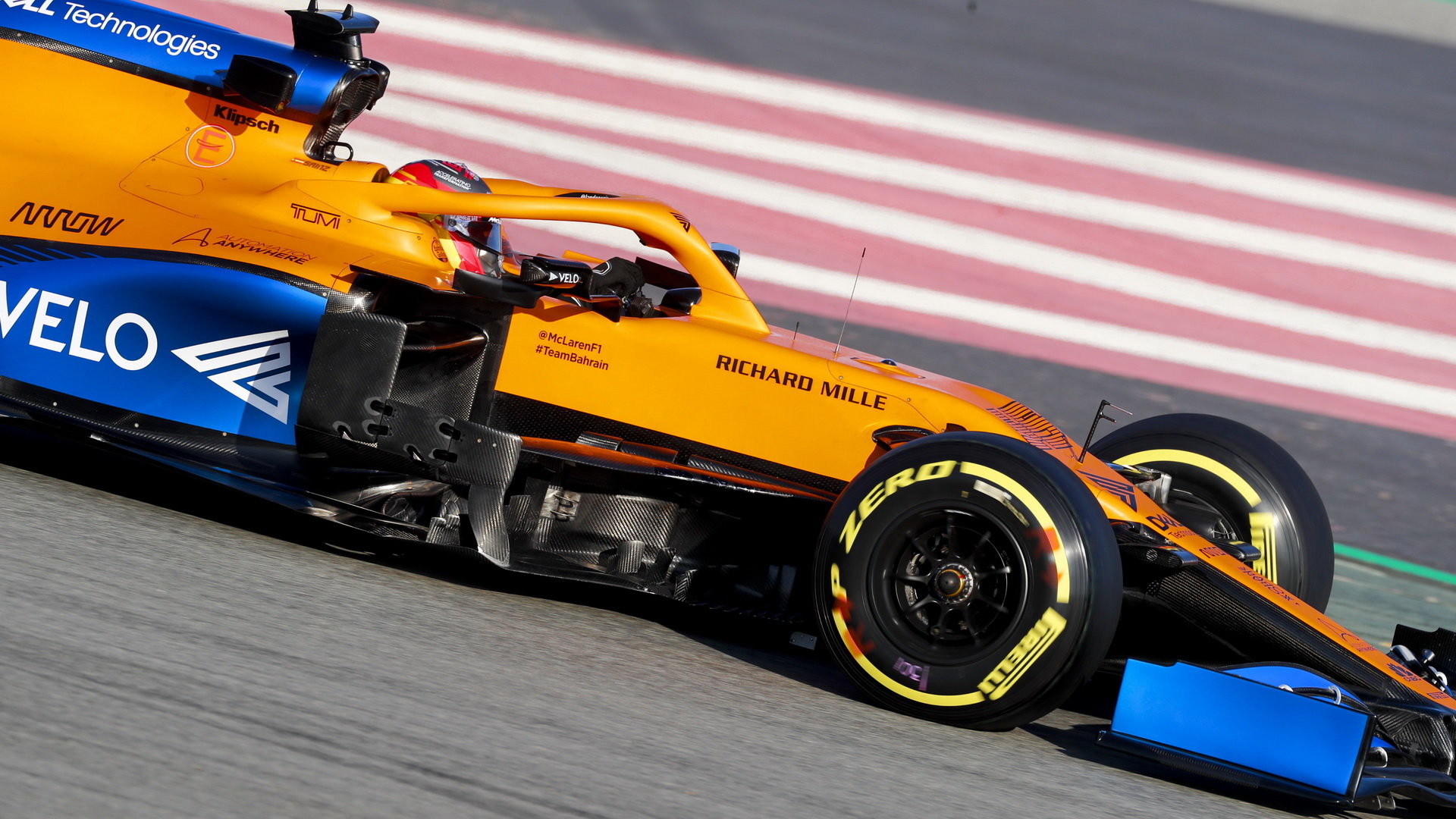 Carlos Sainz při předsezonních testech s vozem McLaren MCL35 - Renault v Barceloně