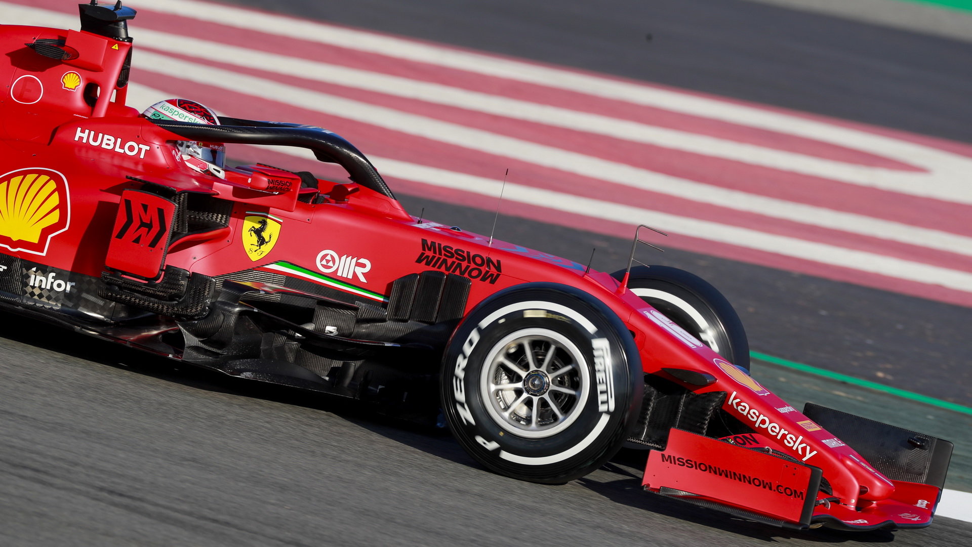 Charles Leclerc při předsezonních testech s vozem Ferrari SF1000 v Barceloně