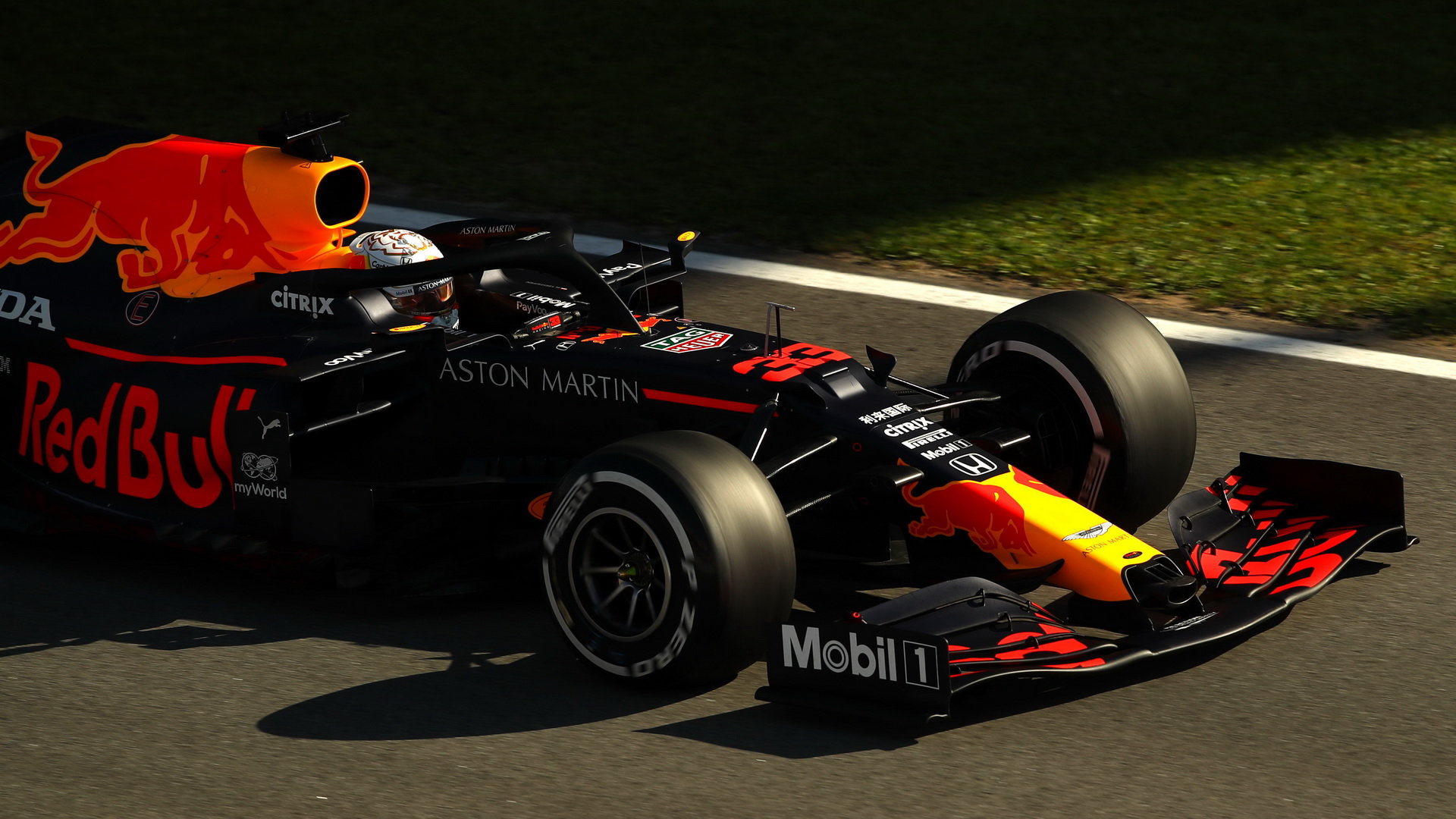Max Verstappen při předsezonních testech s vozem Red Bull RB16 - Honda v Barceloně