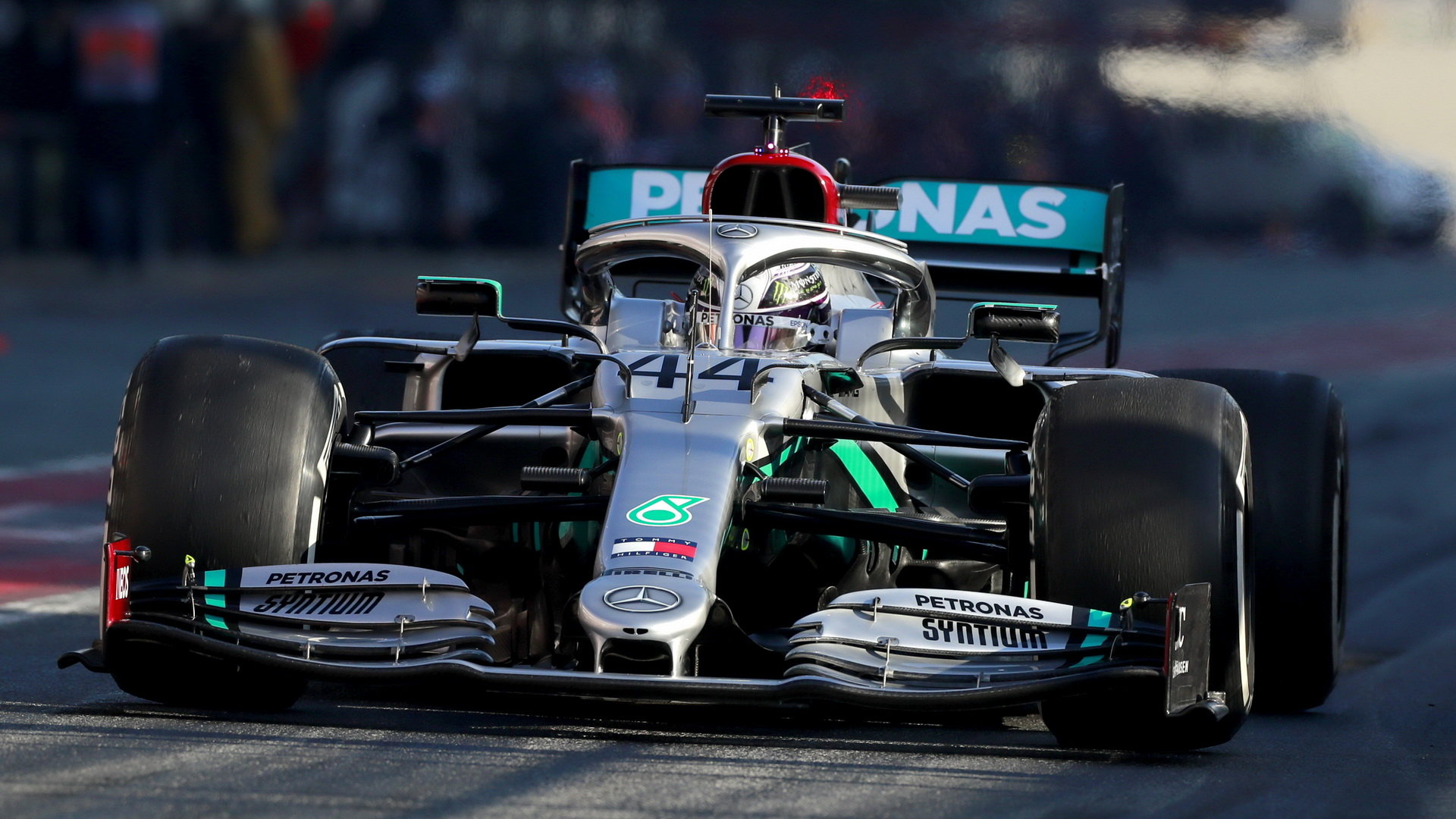 Lewis Hamilton s Mercedesem W11 při testech v Barceloně