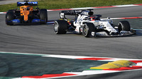 Daniil Kvjat a Carlos Sainz v rámci třetího dne předsezonních testů v Barceloně
