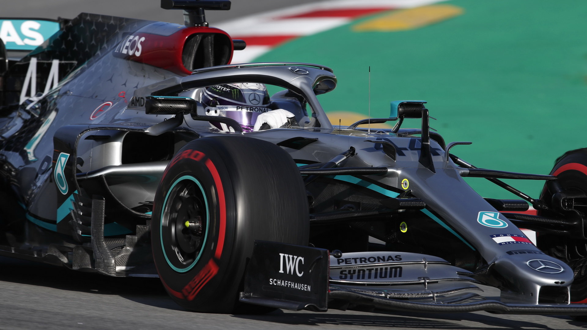 Lewis Hamilton v rámci prvního dne druhých předsezonních testů v Barceloně