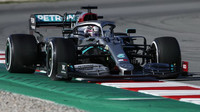 Lewis Hamilton v rámci prvního dne druhých předsezonních testů v Barceloně