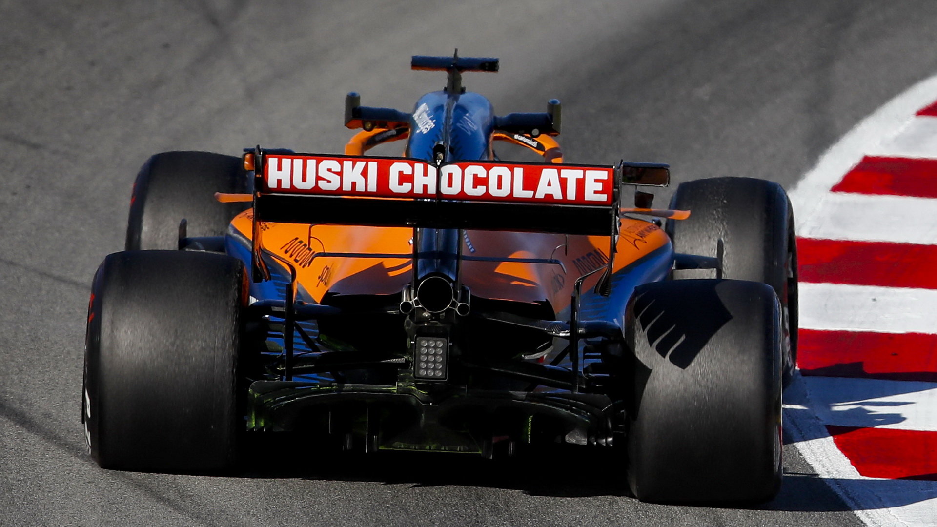 McLaren příští rok přejde na pohonné jednotky Mercedesu, letošní sezóna s Renaultem bude poslední