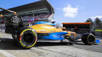 Lando Norris s McLarenem MCL35 během druhých testů v Barceloně