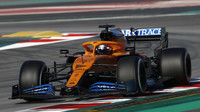 Carlos Sainz s novým McLarenem MCL35 v Barceloně