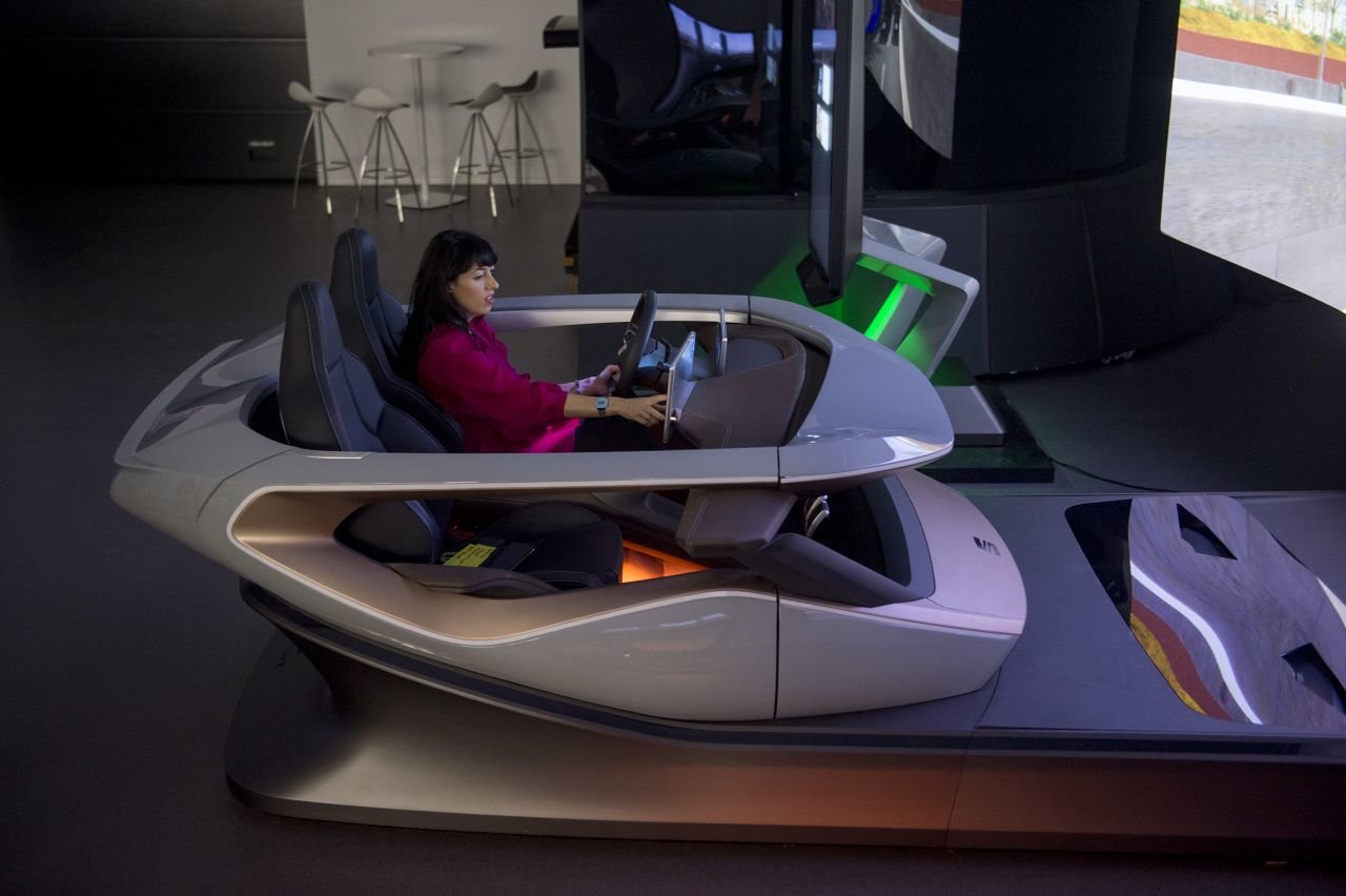 U Seatu tvoří budoucnost mobility i ženy. Na simulátoru Paqui Lizana.