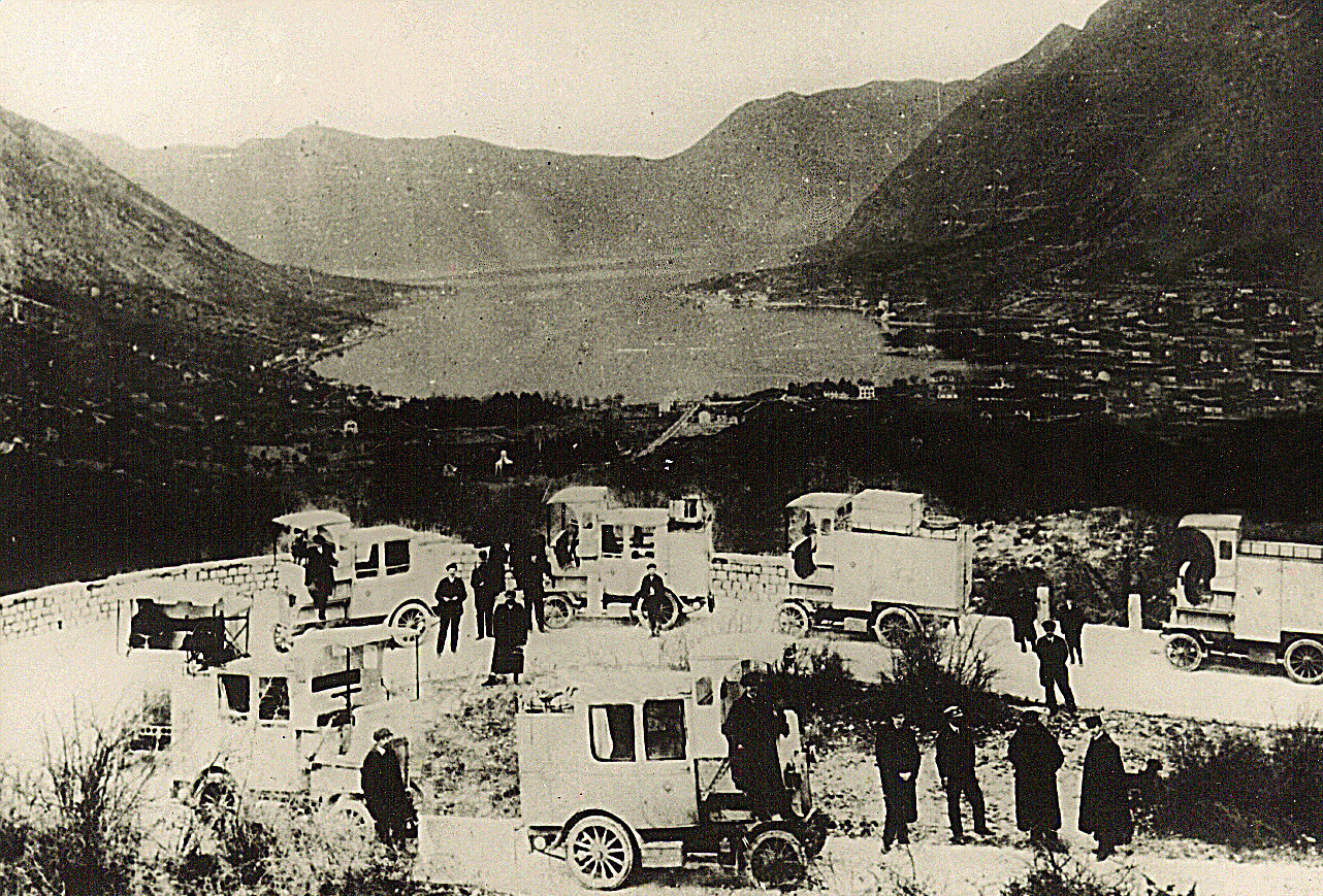Užitkové vozy Laurin &amp; Klement E „Černá Hora“ z let 1908 – 1909 byly prvními trambusy