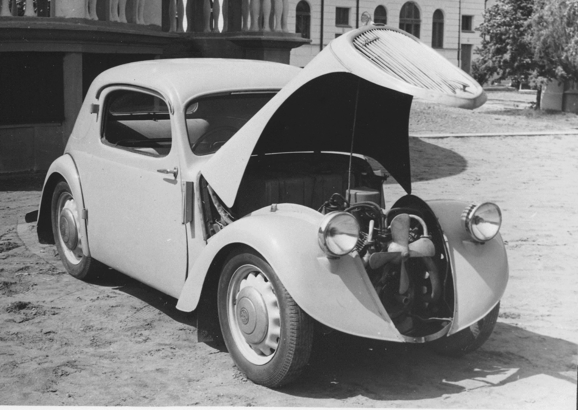 Prototypy Škoda Sagitta (1936 – 1938) se vzduchem chlazeným dvouválcem připravily půdu nejdostupnější verzi sériového modelu Škoda Popular 995 „Liduška“