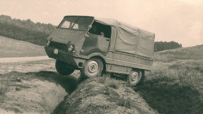 Lehký terénní automobil Škoda 998 „Agromobil“ vznikl v roce 1962 ve třech prototypech, splnil očekávání, ale výroby se nedočkal