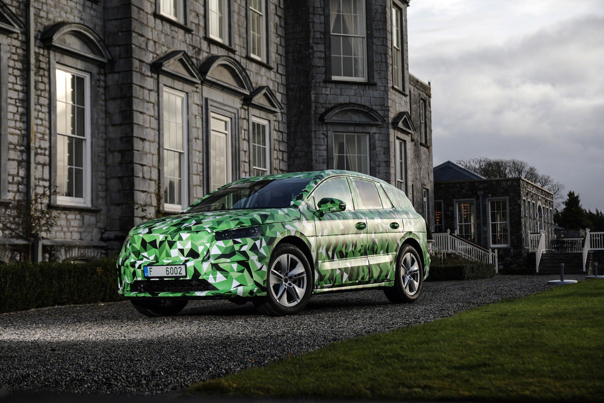 Škoda Enyaq iV bude dodávána se třemi různými kapacitami baterie, pěti výkonovými stupni a nabídne i rychlonabíjení