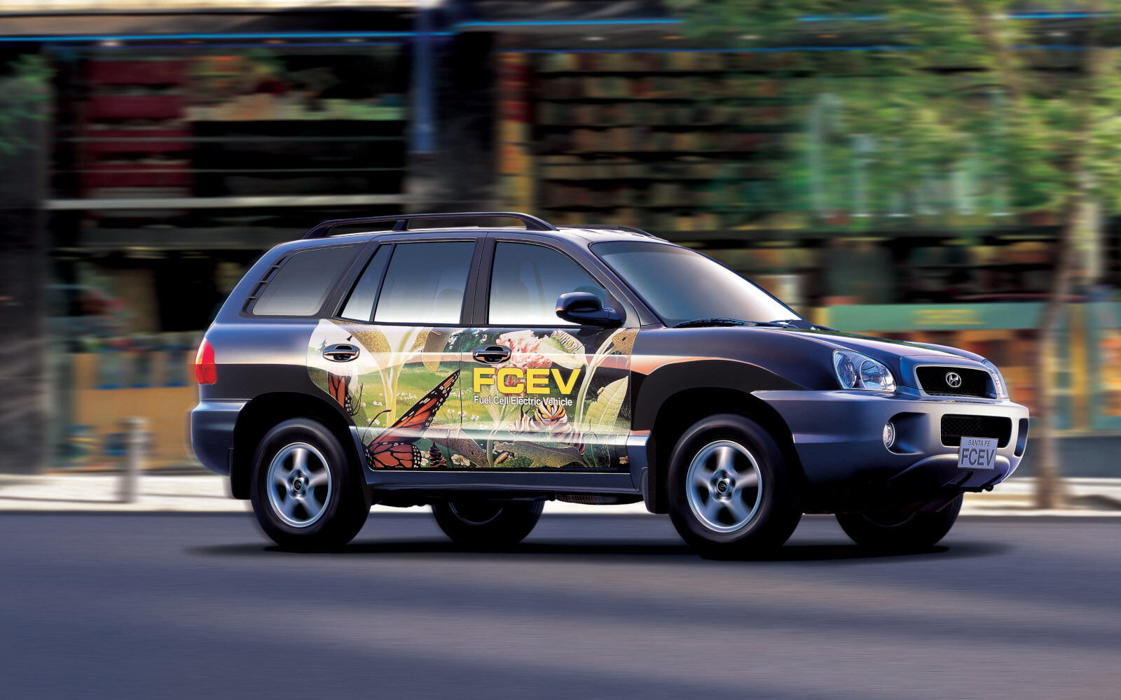 Hyundai Santa Fe Fuel Cell Electric Vehicle (FCEV) z roku 2000 nabízel výkon 75 kW a dojezd 230 kilometrů