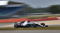 Lewis Hamilton během soukromého testu Mercedesu v Silverstone před zahájením sezóny 2020