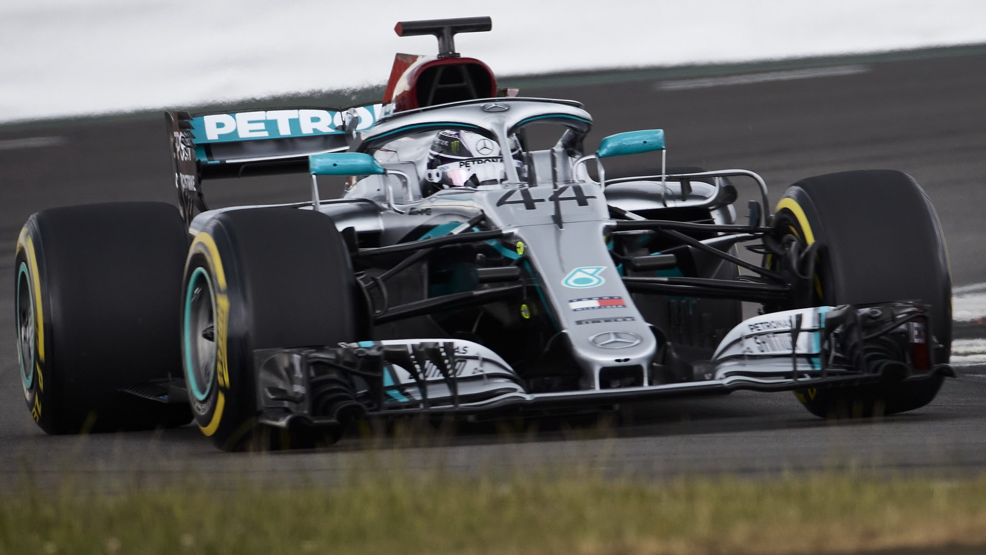 Lewis Hamilton během soukromého testu Mercedesu v Silverstone před zahájením sezóny 2020