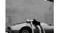 Rachel Cook spolu s Ferrari 208 GTB a DeTomaso Mangusta