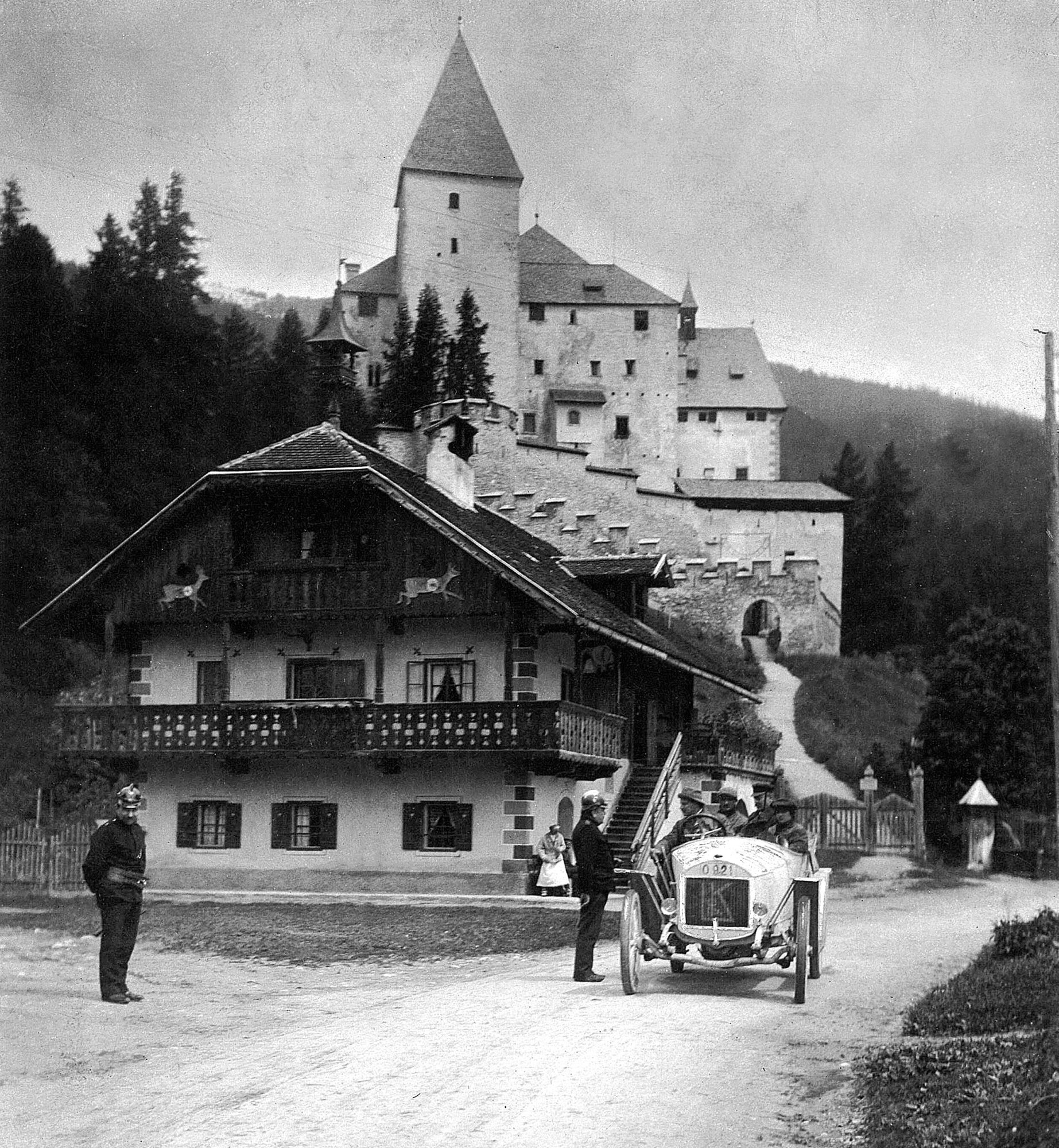 První ročník Alpské jízdy v červnu 1910. Saša Kolowrat, Otto Hieronimus a Paul Drašković získali pro Laurin &amp; Klement prestižní Týmovou cenu