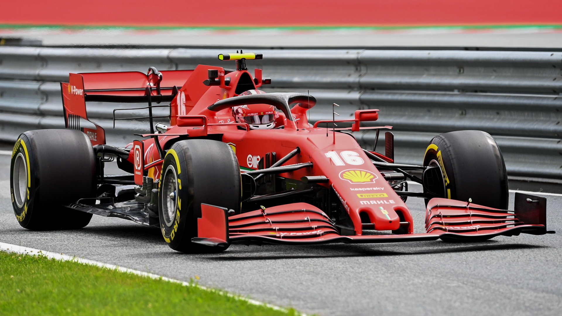 Charles Leclerc s Ferrari během 1. tréninku