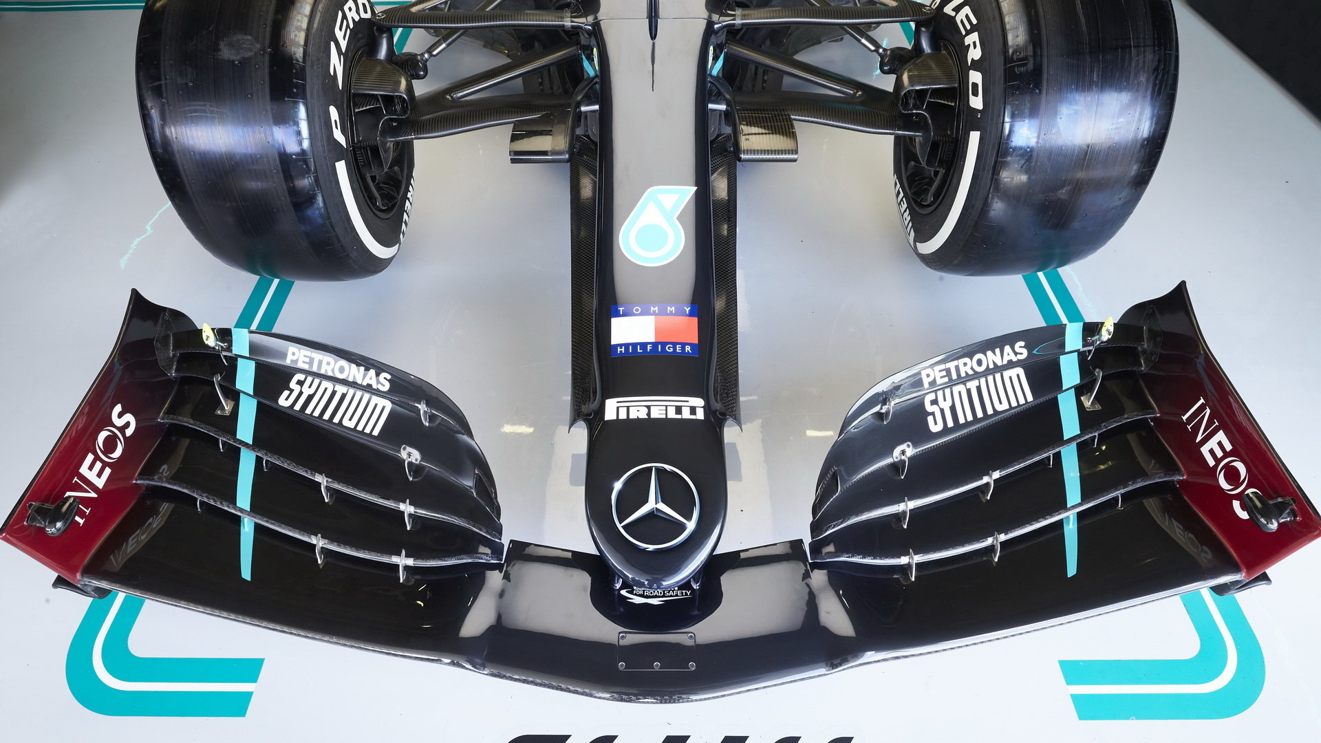 Přední křídlo vozu Mercedes F1 W11 EQ Performance během 1. tréninku na GP Rakouska