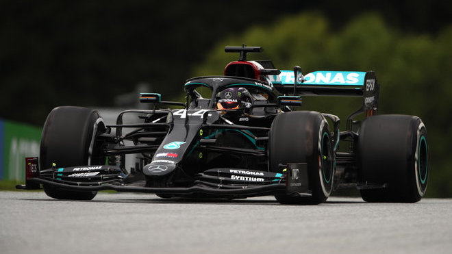 Lewis Hamilton během 1. tréninku v Rakousku