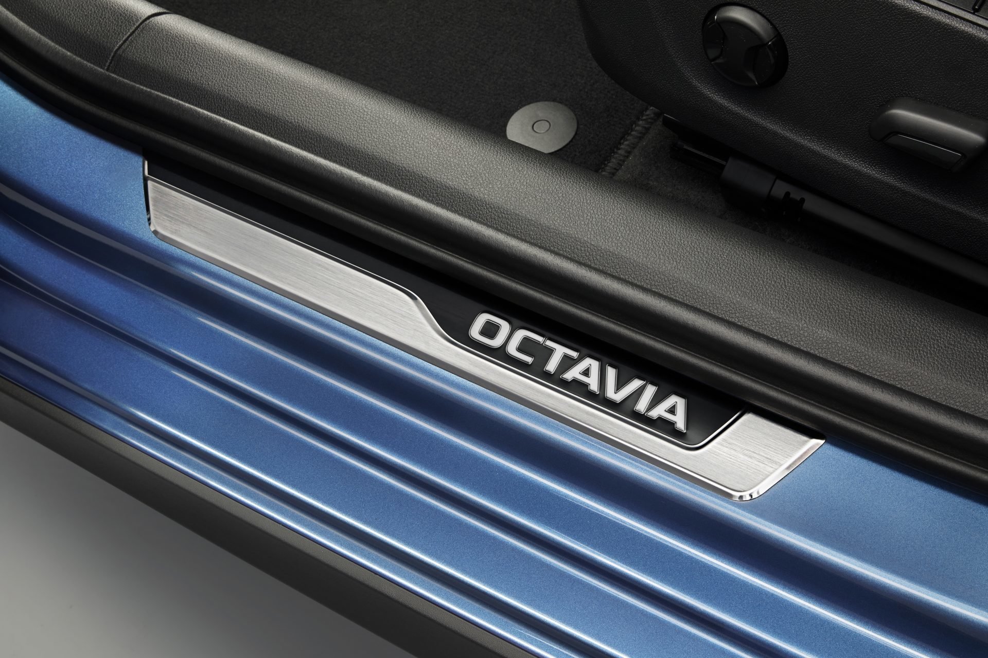 Škoda Octavia Scout a detail prahu