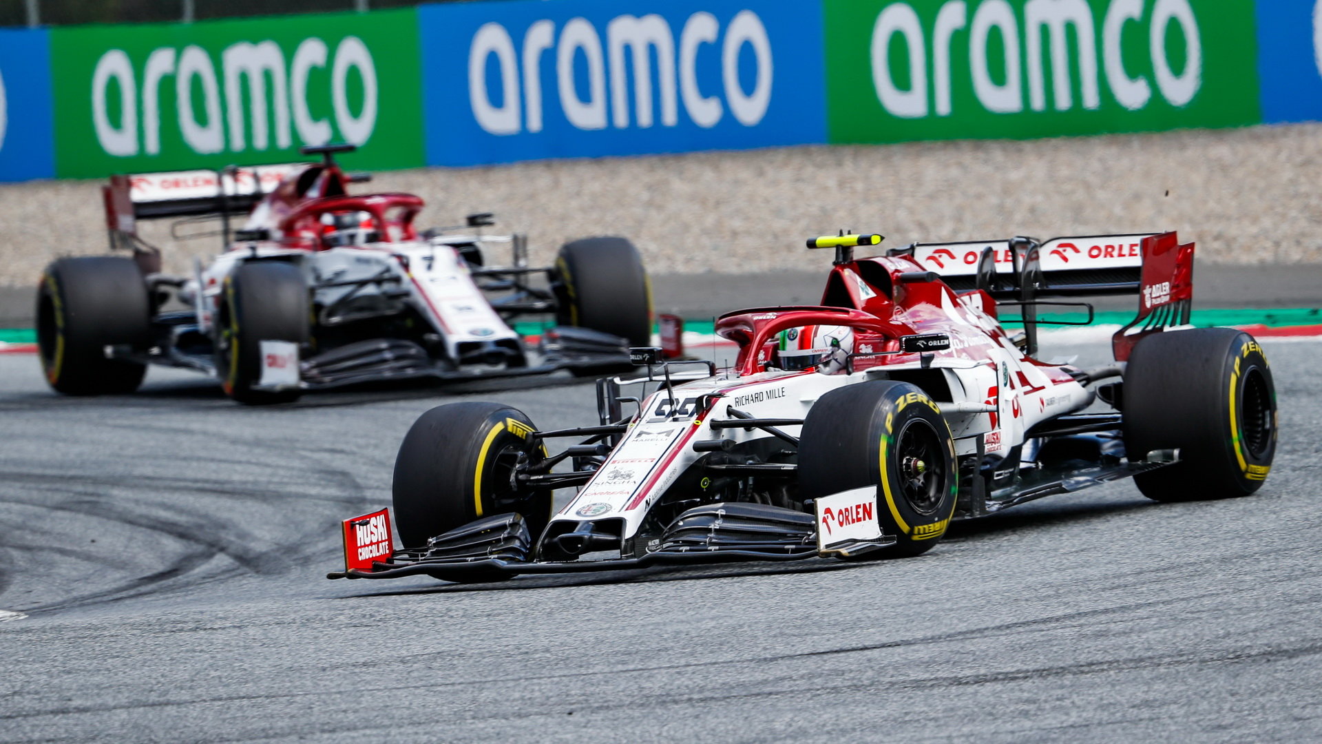 Antonio Giovinazzi a Kimi Räikkönen v závodě velké ceny Štýrska