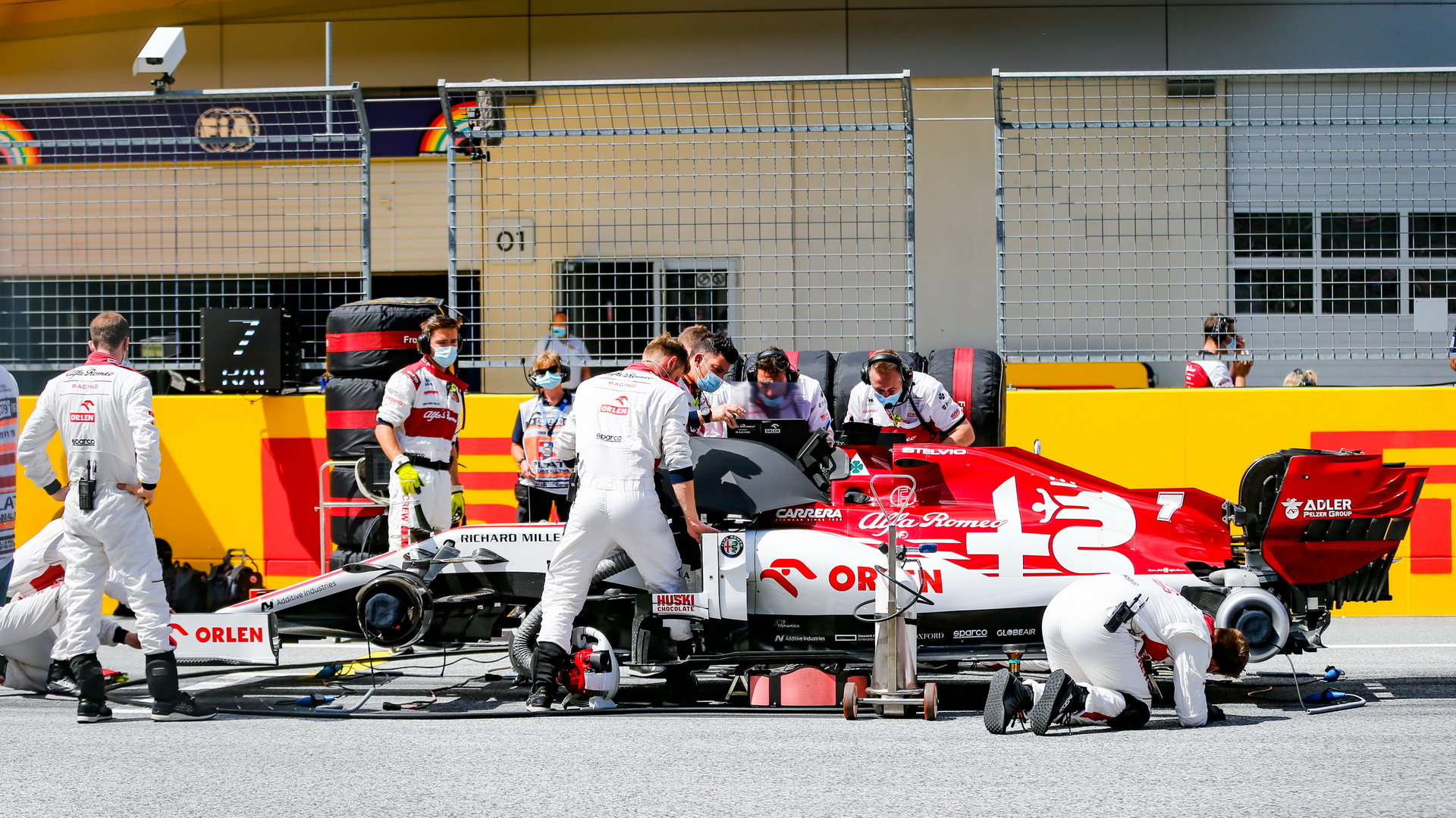 Vůz Kimiho Räikkönena se připravuje na závod velké ceny Štýrska