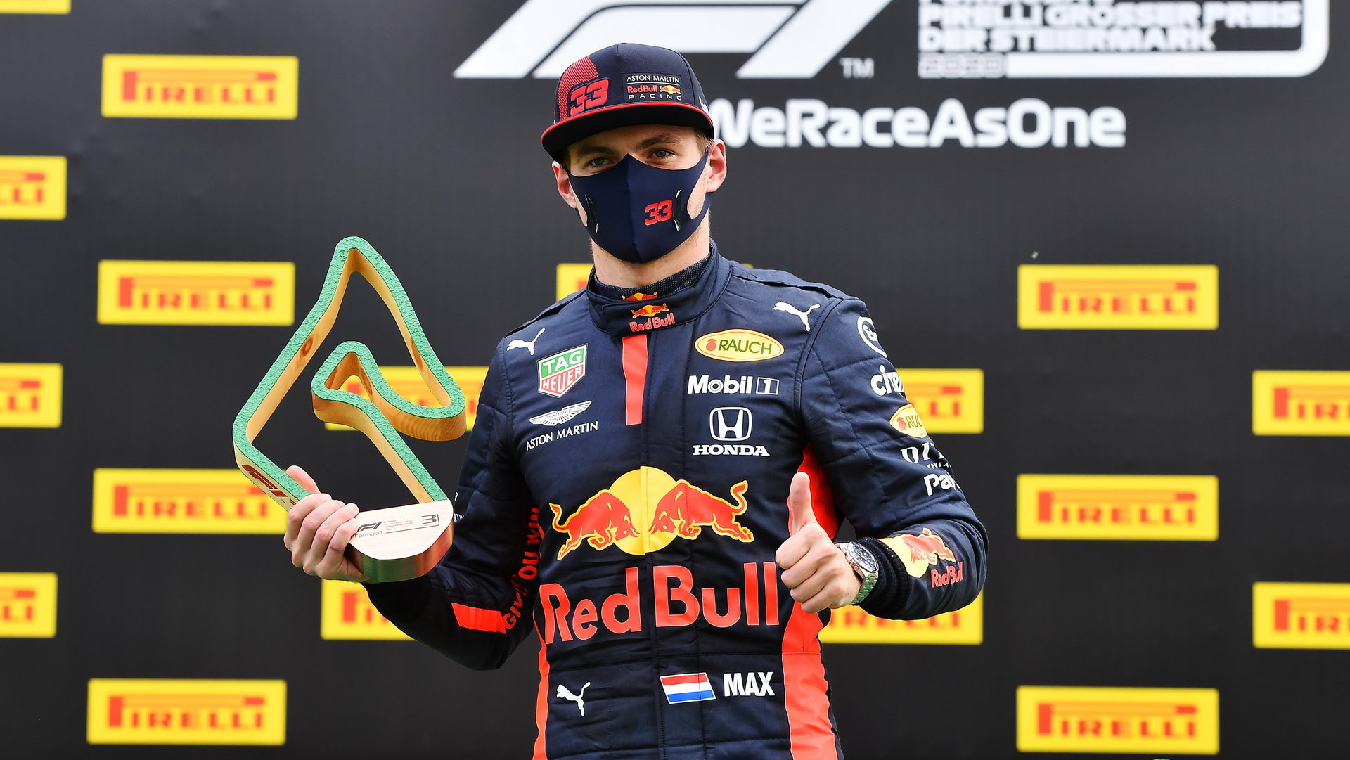 Max Verstappen se svou trofejí za třetí místo v závodě velké ceny Štýrska