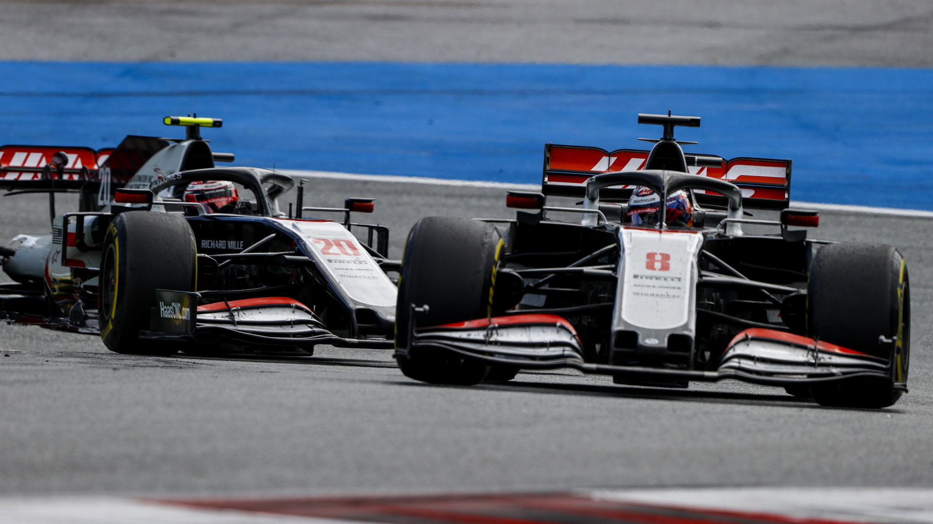 Romain Grosjean a Kevin Magnussen v závodě velké ceny Štýrska