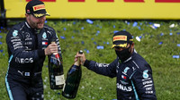 Valtteri Bottas a Lewis Hamilton po závodě velké ceny Štýrska