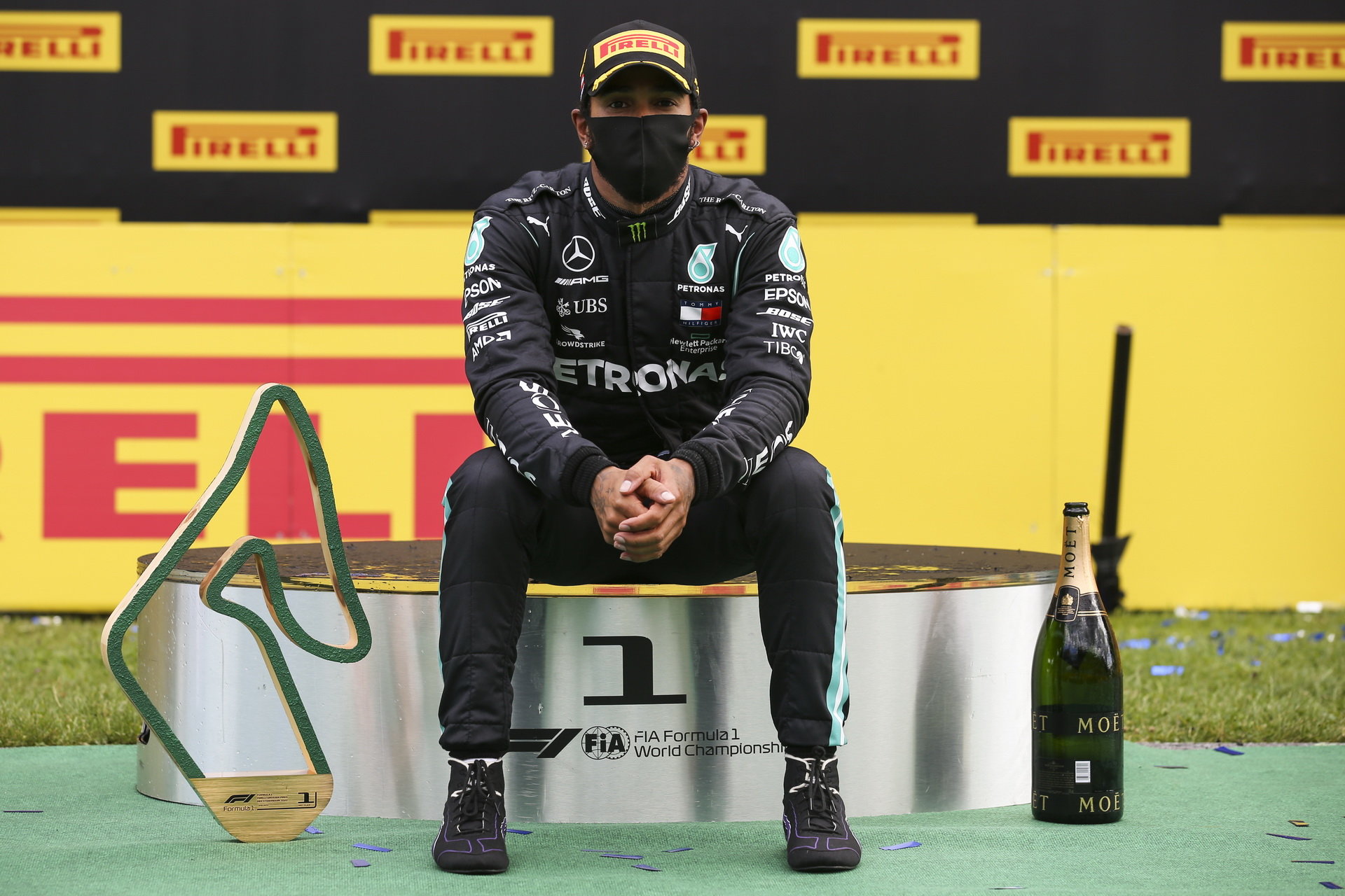 Lewis Hamilton se svou trofejí za první místo v závodě velké ceny Štýrska
