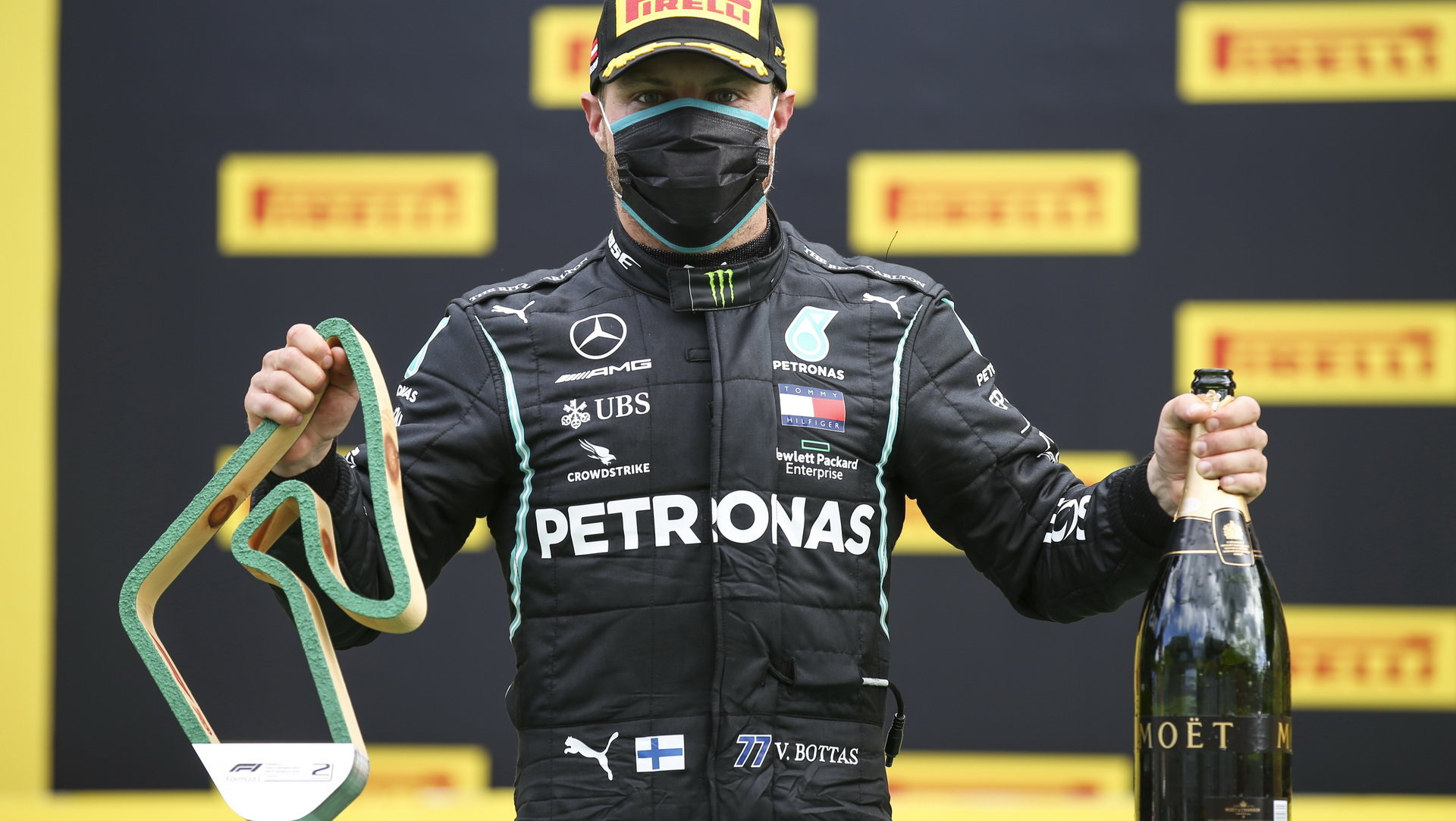 Valtteri Bottas se svou trofejí za druhé místo v závodě velké ceny Štýrska