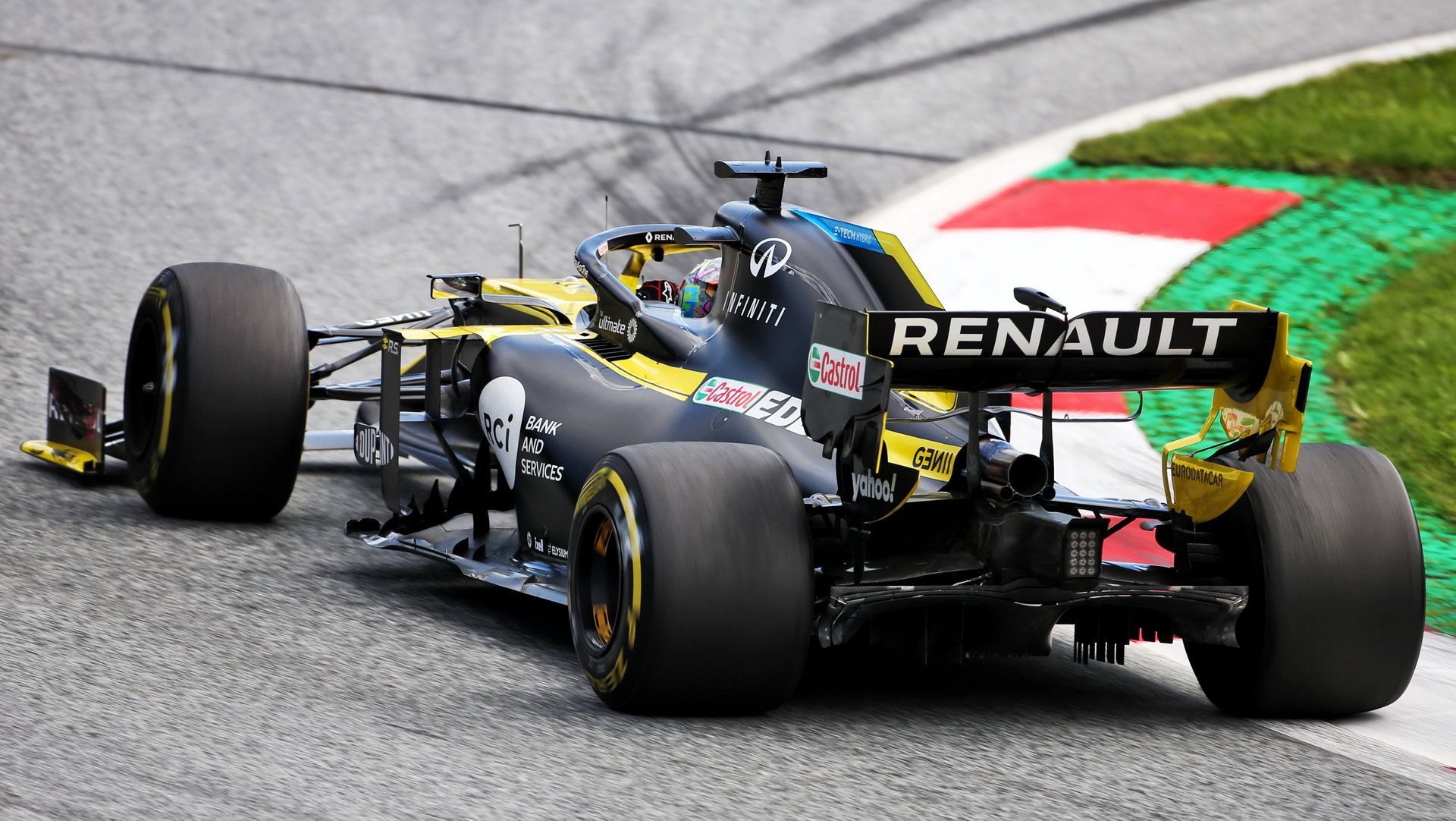 Daninel Ricciardo s Renaultem RS20