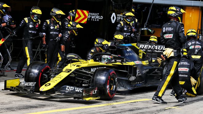 Daninel Ricciardo u svých mechaniků