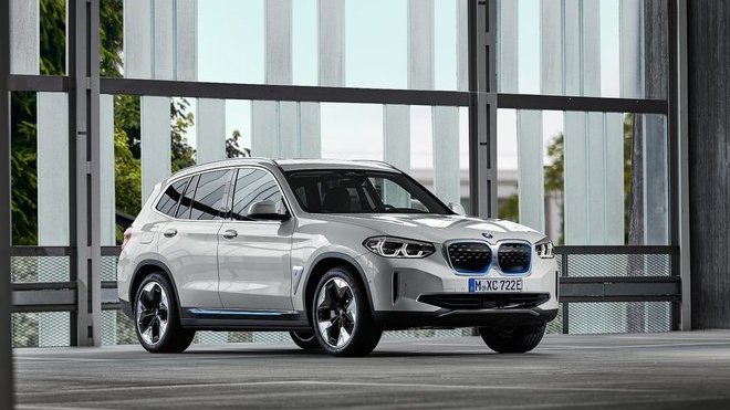 BMW iX3 lze objednávat od konce července za cenu od 1 859 000 Kč