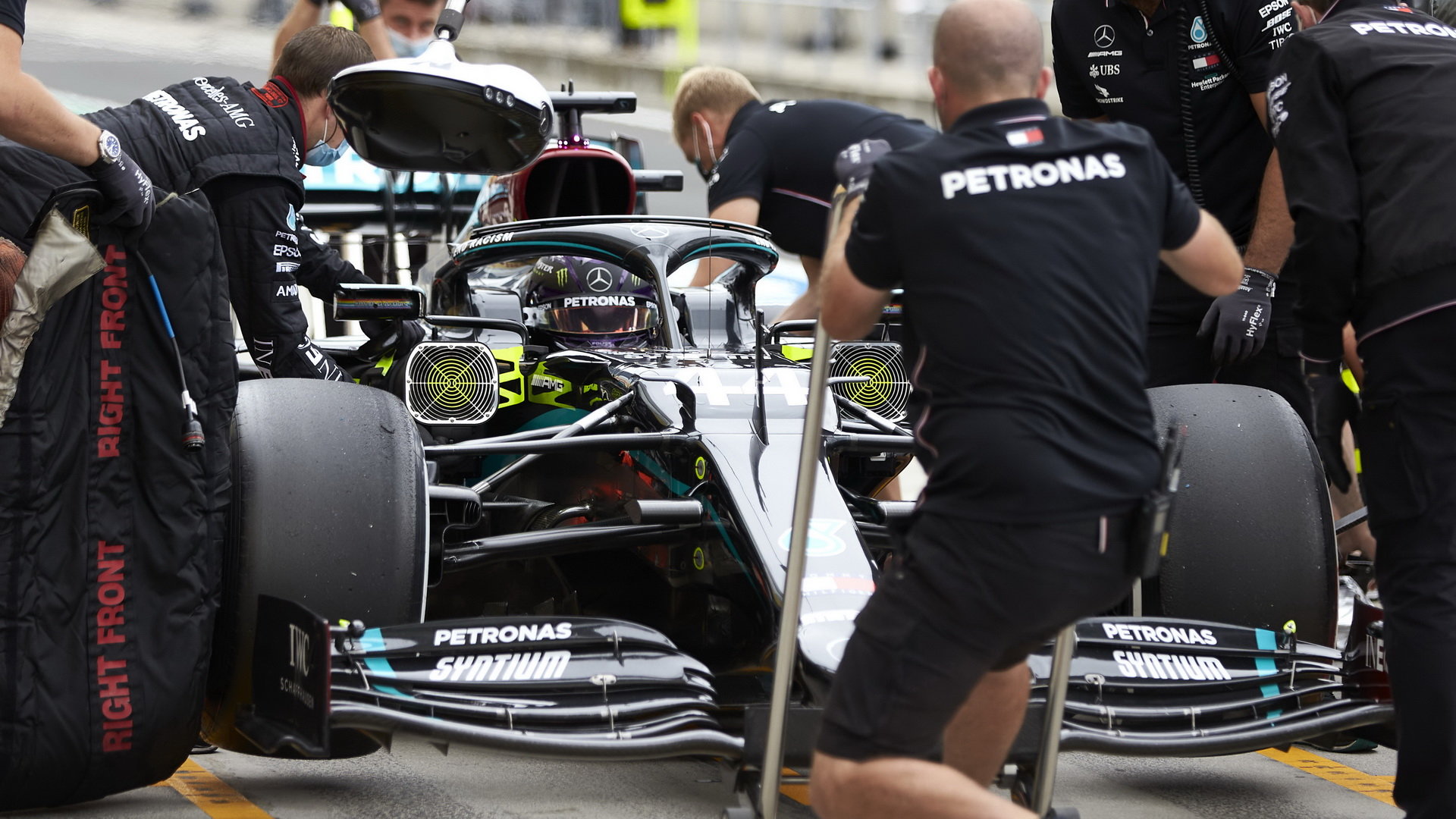 Lewis Hamilton s Mercedesem W11 na Hungaroringu