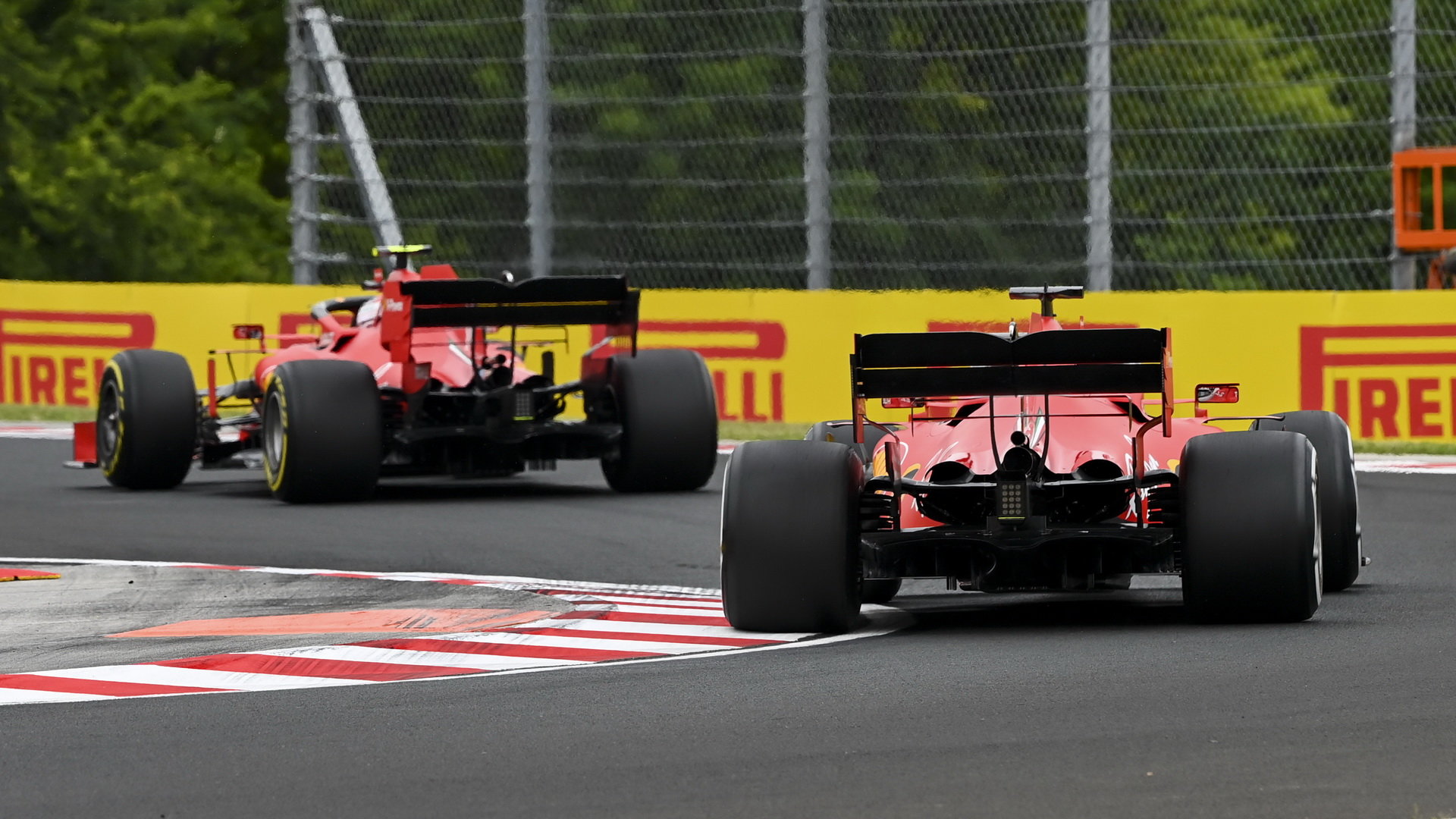 Charles Leclerc a Sebastian Vettel při pátečním tréninku na Hungaroringu