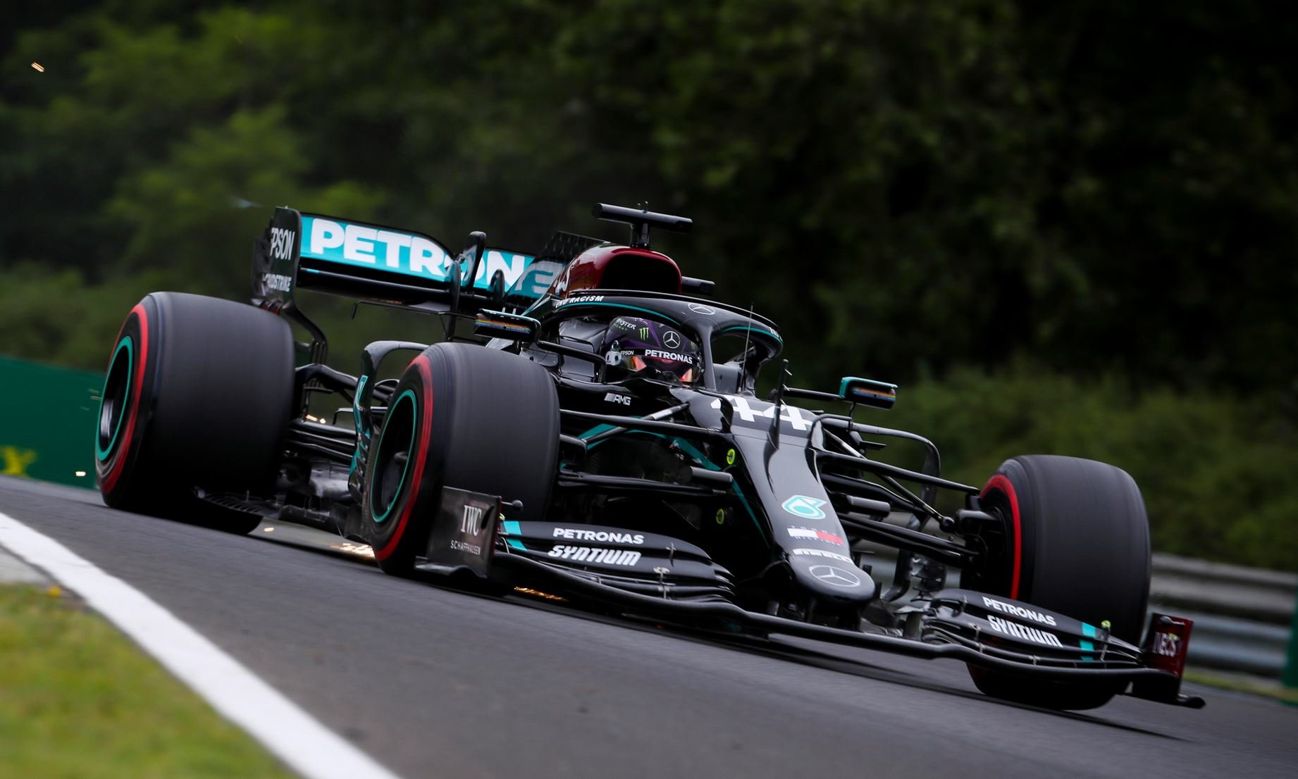 Lewis Hamilton v úvodním tréninku na GP Maďarska 2020