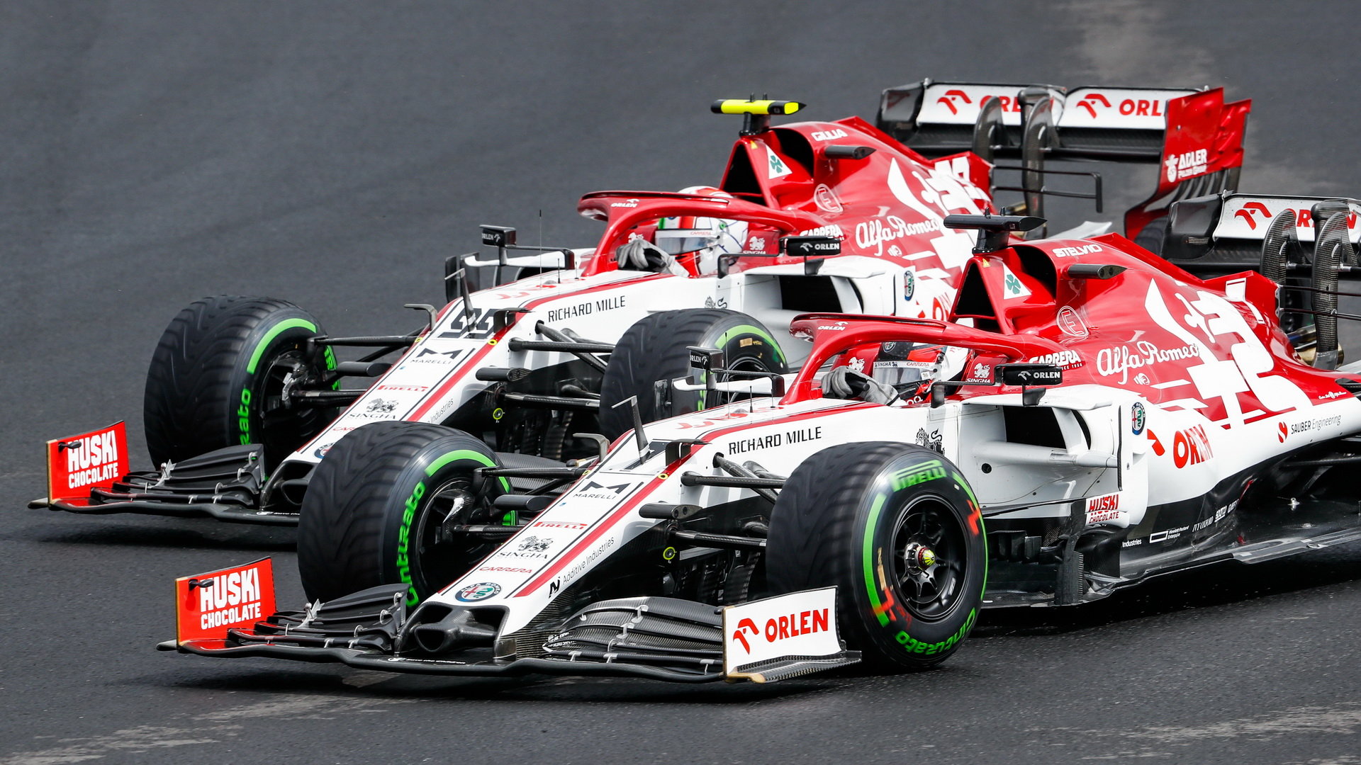 Kimi Räikkönen a Antonio Giovinazzi v závodě v Maďarsku