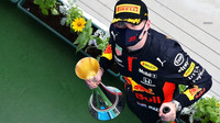 Max Verstappen v Maďarsku s pohárem za druhé místo