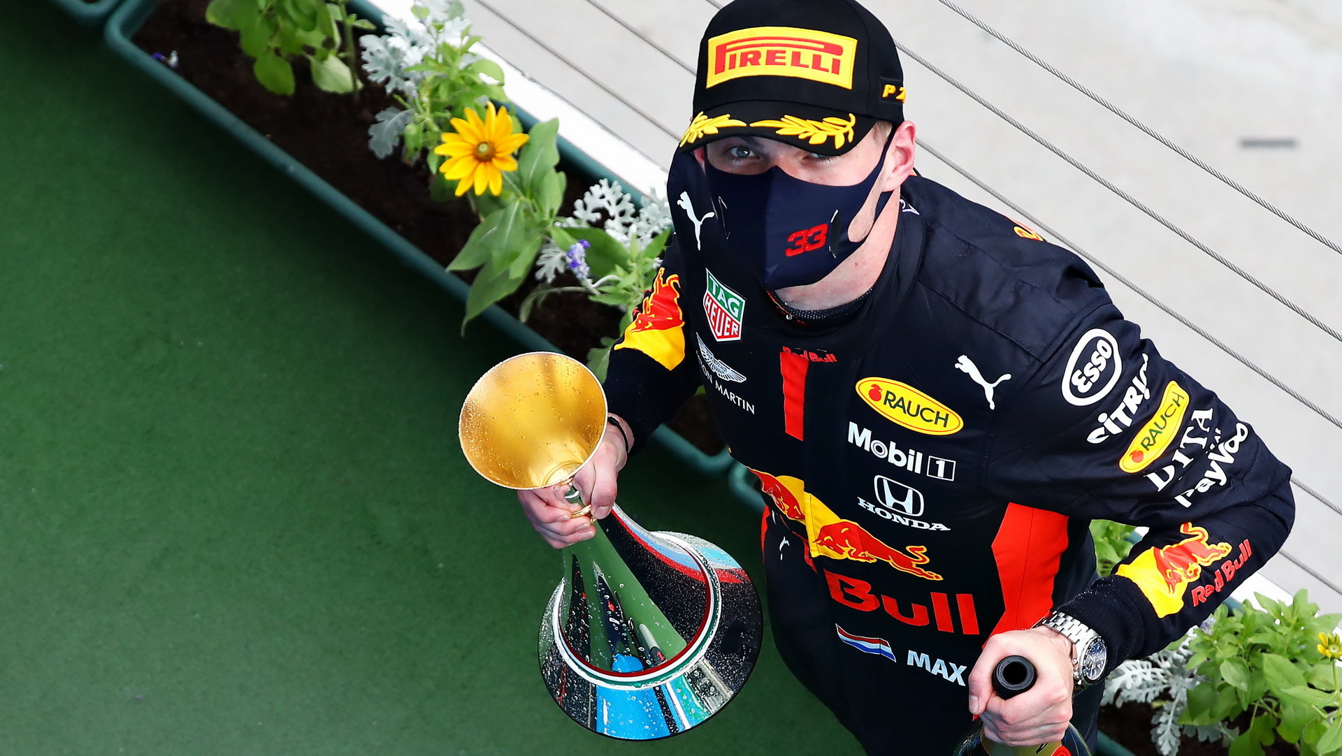 Max Verstappen se svou trofejí za druhé místo po závodě v Maďarsku