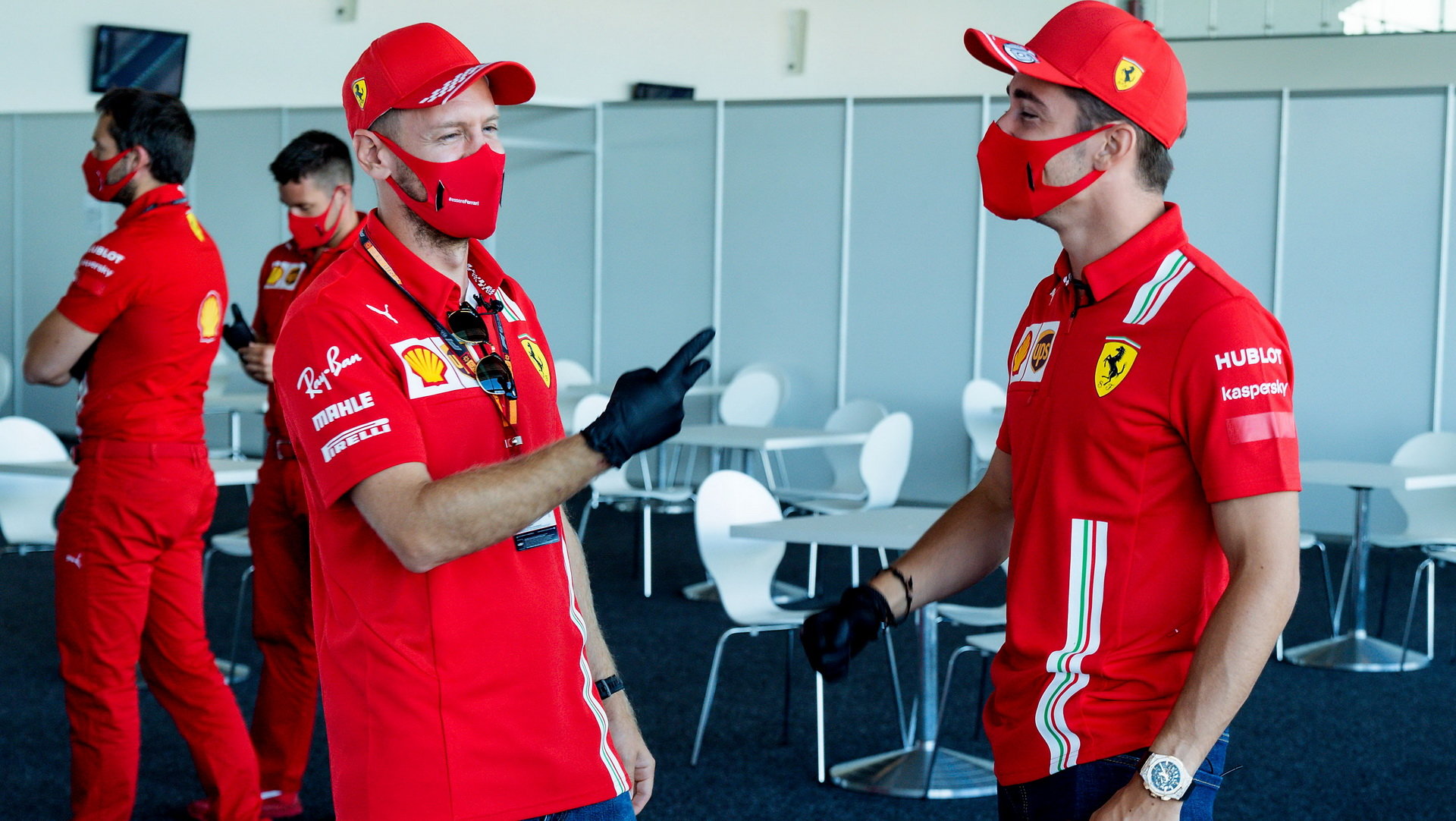 Sebastian Vettel a Charles Leclerc v Silverstone