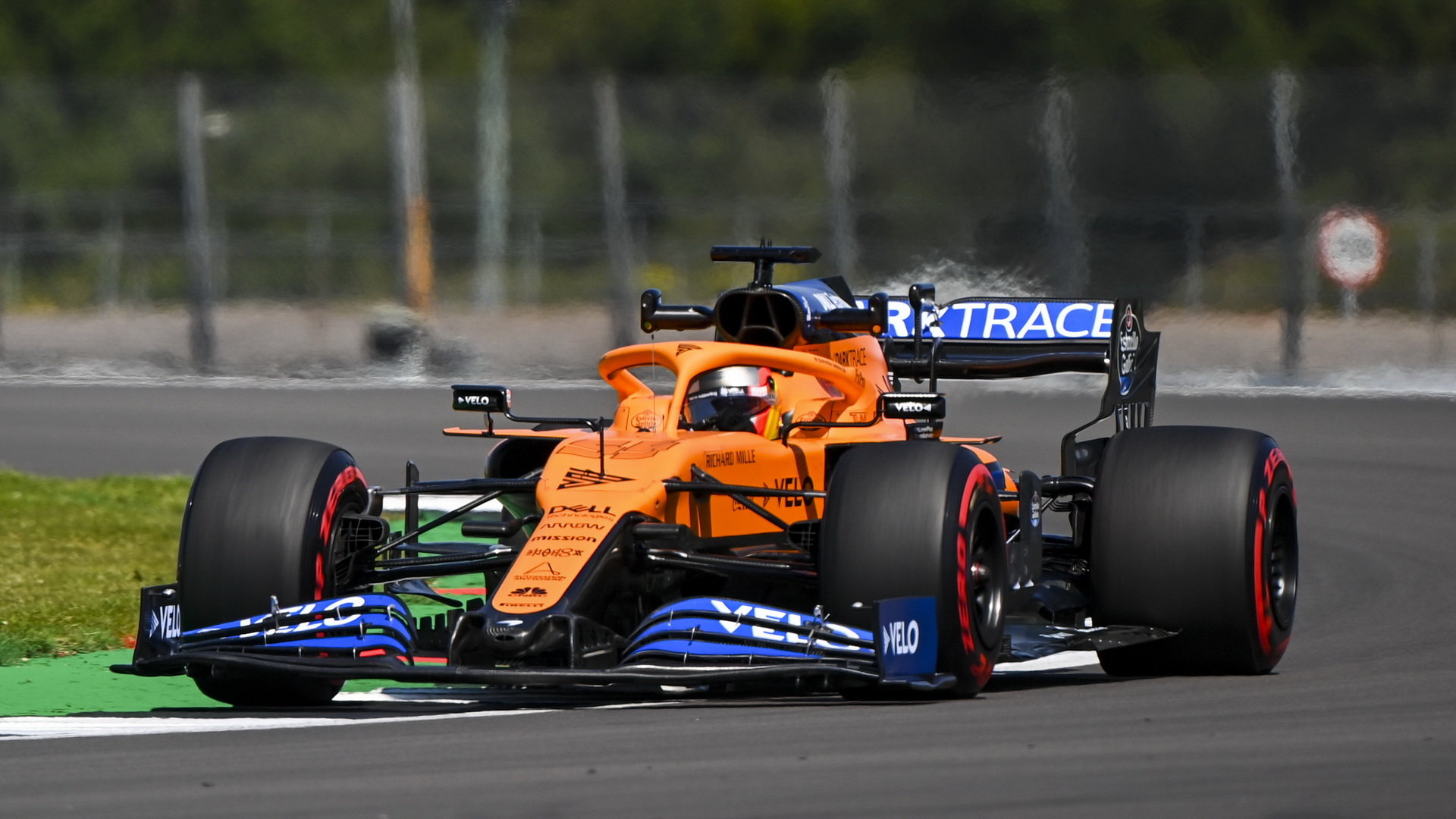 Carlos Sainz při pátečním tréninku v Silverstone